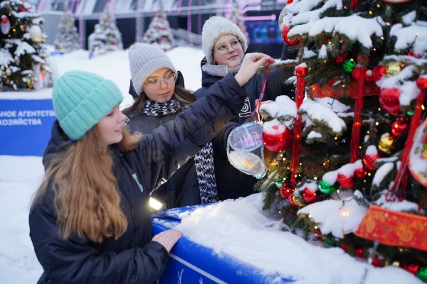 Дети из Дзержинска украсили елку Нижегородской области на ВДНХ в Москве