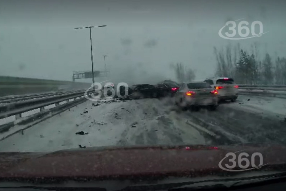 Более 60 автомобилей столкнулись на трассе в Новгородской области