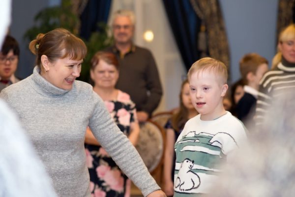 72 семьи с детьми с инвалидностью получили помощь соцслужбы «Передышка» в Выксе