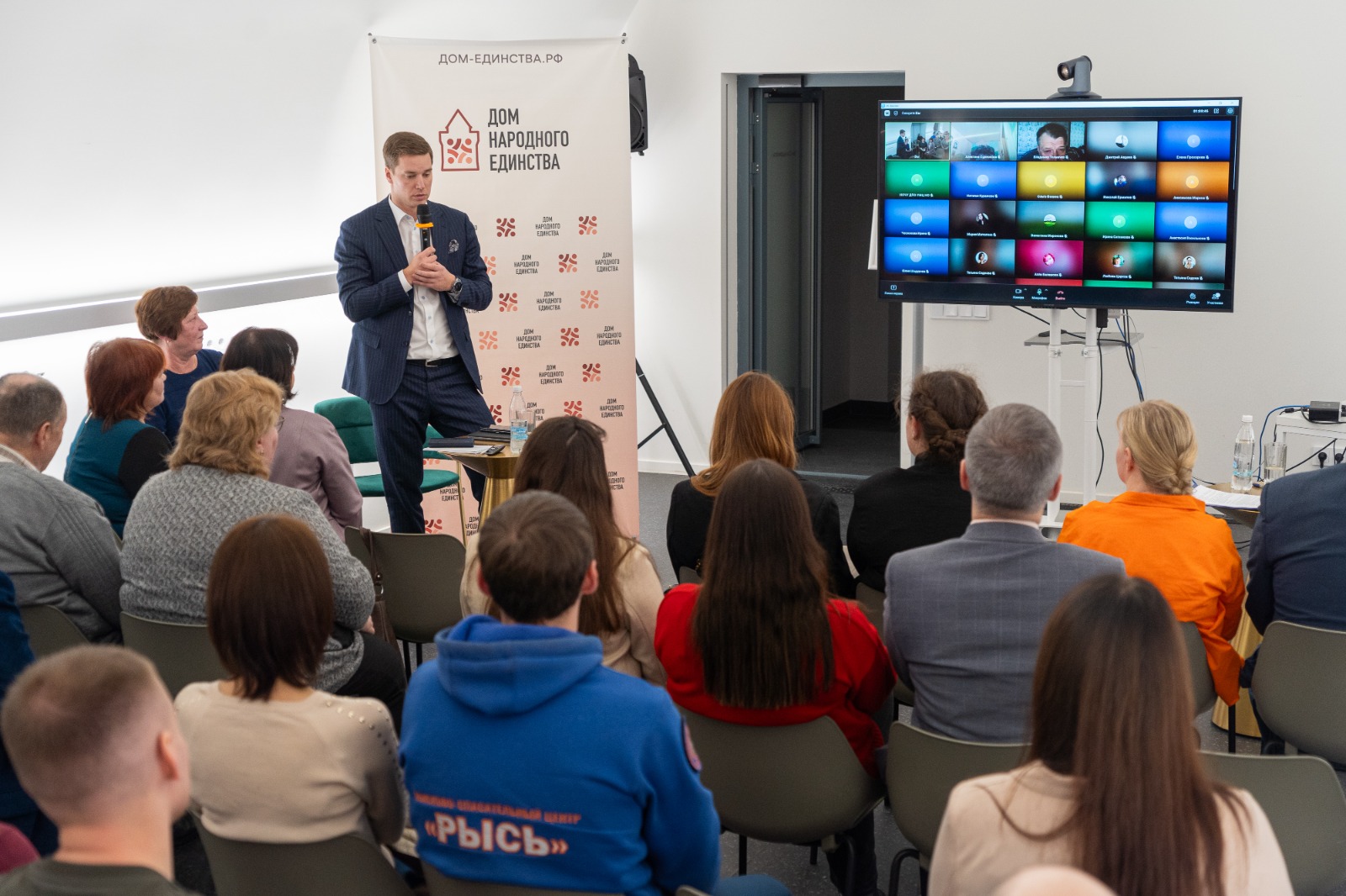 дискуссия. человек который реализует проект. стремиться к успеху. планирование. бизнесмен и предприниматель.