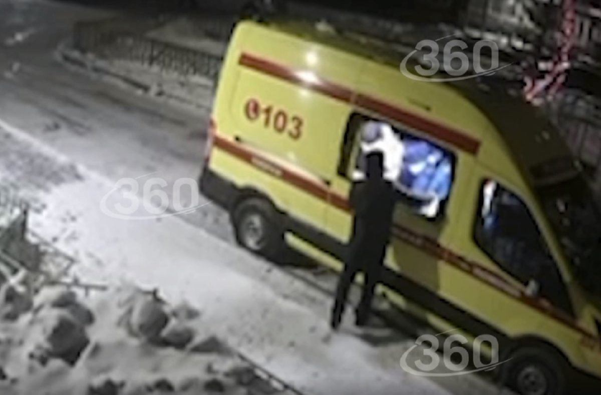 Хабаровчанин напал на женщину и медиков, которые приехали ей помочь