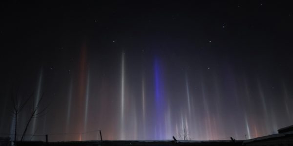 Разноцветные световые столбы появились в небе над Нижегородской областью