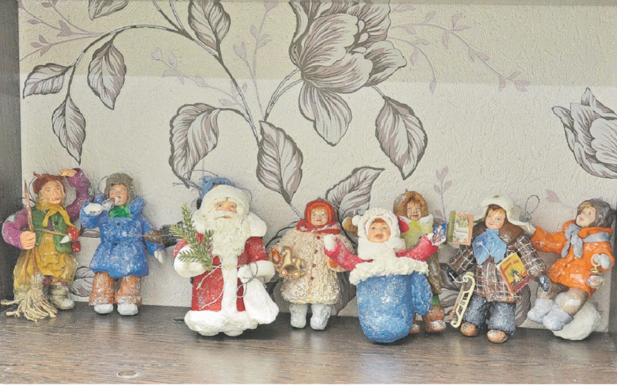 Мастерица из Перевоза создала новогоднюю коллекцию кукол в стиле СССР