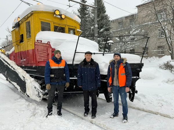 Трамваи-снегоочистители ликвидируют последствия снегопада в Нижнем Новгороде