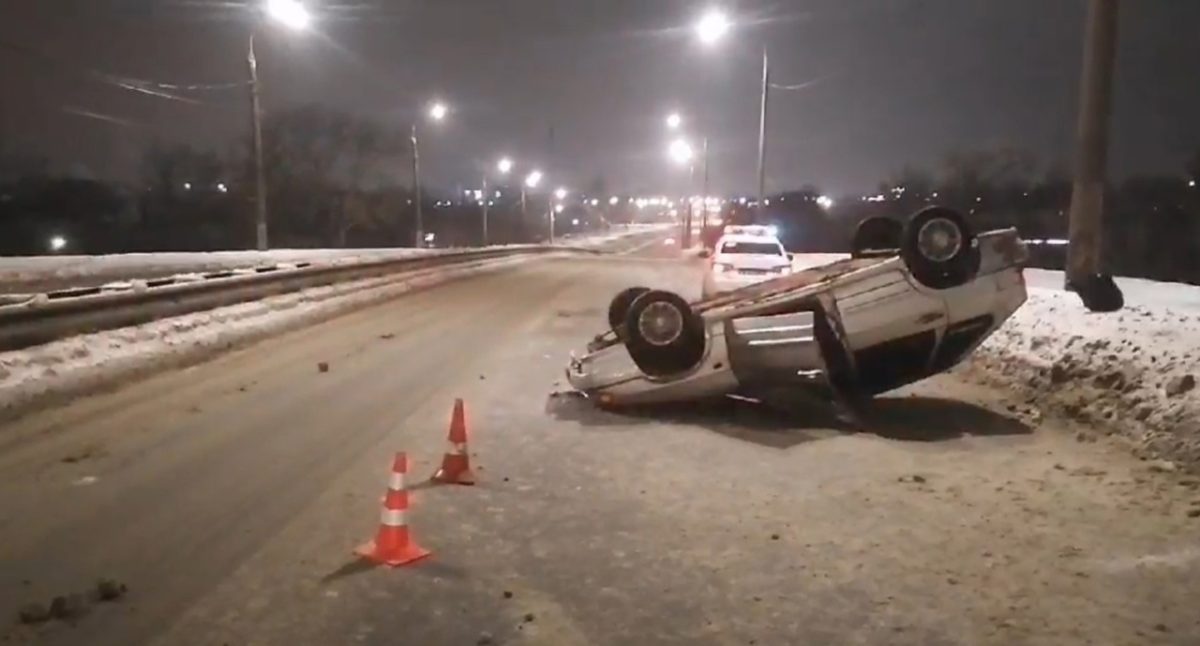 Пьяный водитель опрокинул авто на крышу в Нижнем Новгороде