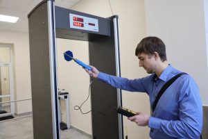 В Роспотребнадзоре опровергли информацию об опасности металлодетекторов в школах