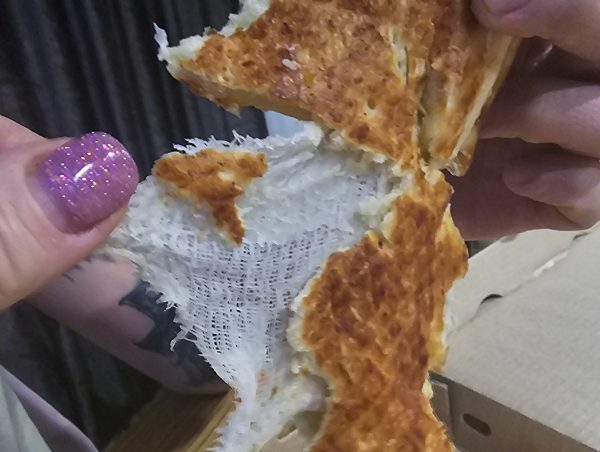 Кусок ткани попался в пицце жительнице Бора