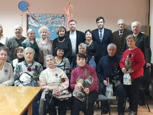 Мария Самоделкина вручила активистам знак «Дети военного времени»