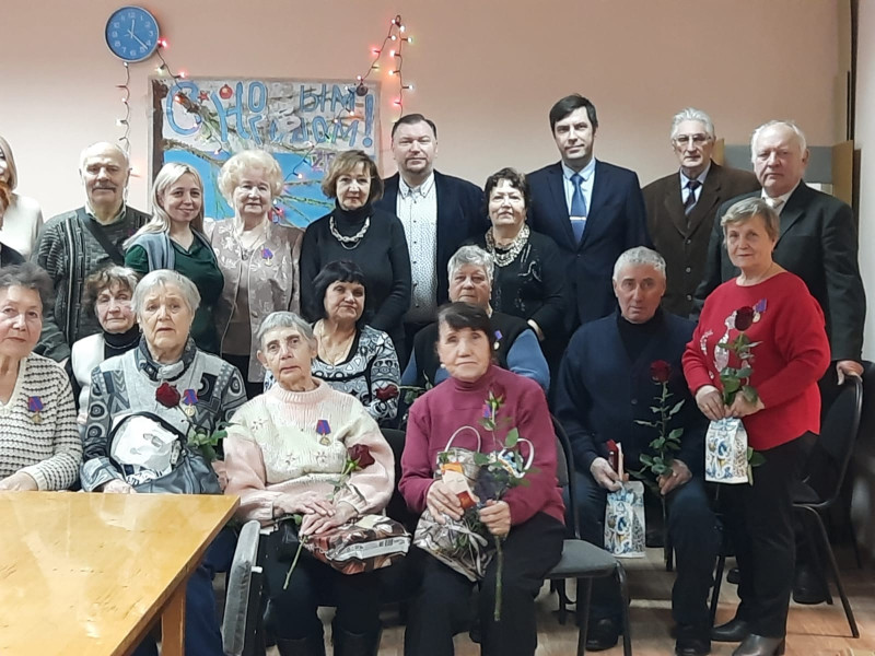 Мария Самоделкина вручила активистам знак «Дети военного времени»