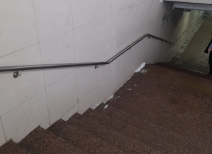 Поручни в подземном переходе на площади Лядова отремонтировали