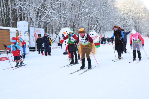Костюмированный забег на лыжах проходит в Нижнем Новгороде