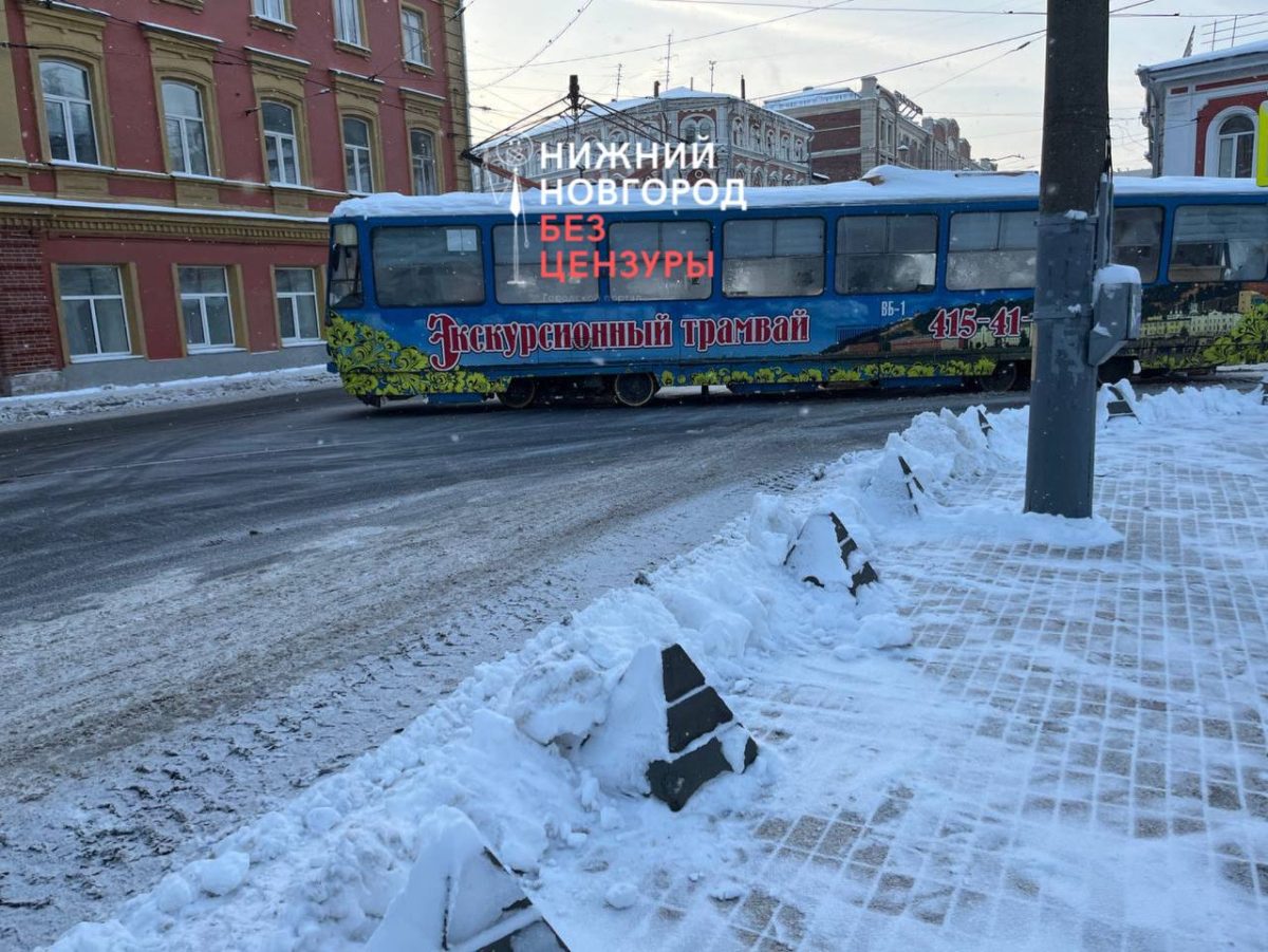 Экскурсионный трамвай сошел с рельсов в центре Нижнего Новгорода