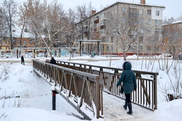 Все шесть пешеходных мостов через реку Борзовка установили в Ленинском районе