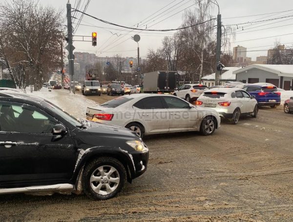 Машины встали в пробку на улице Ванеева из-за пожара на Гужевой
