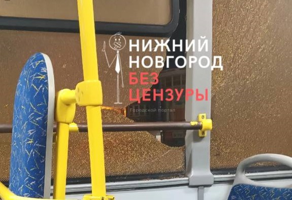 Стекло треснуло во время движения автобуса в Нижнем Новгороде
