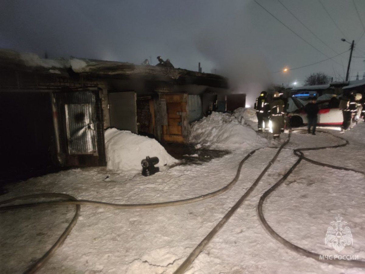 Гаражный массив загорелся в Восточном проезде в Нижнем Новгороде