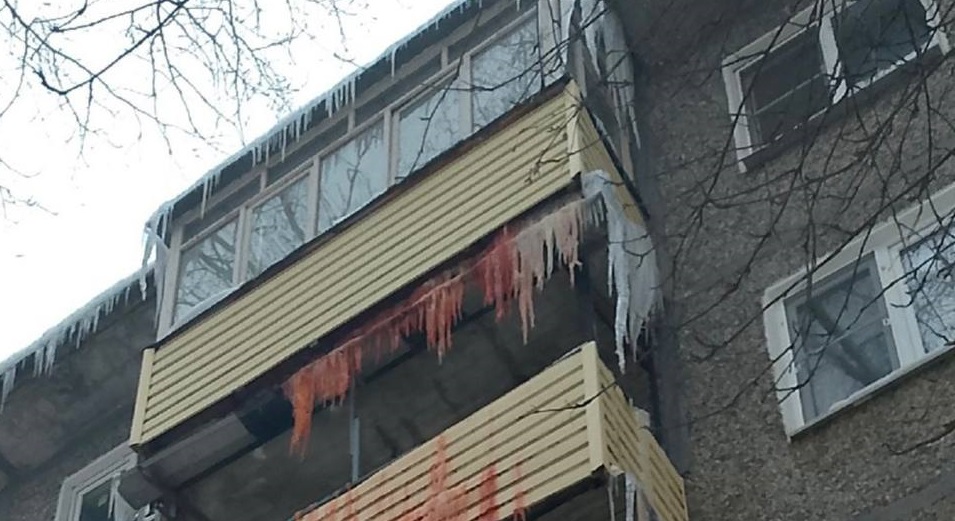 Кровавые сосульки на балконах напугали нижегородцев