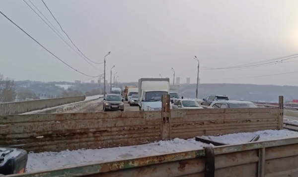 Мызинский мост намертво «встал» из-за ДТП с участием маршрутки