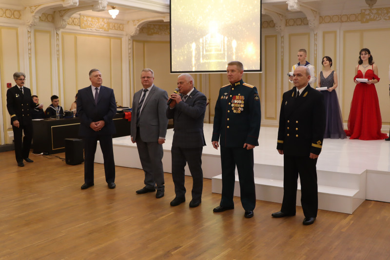 Владимир Тарасов поздравил участников «Курсантского бала» с Днем студенчества