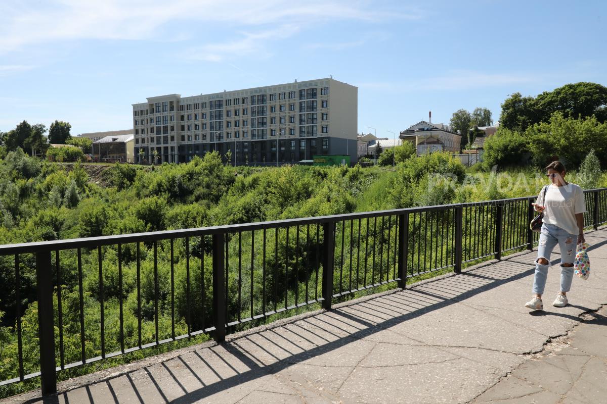 закрыли под мостом.