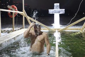 "Погружение в прорубь один раз в год – сильный стресс для организма": как подготовиться к крещенским купаниям