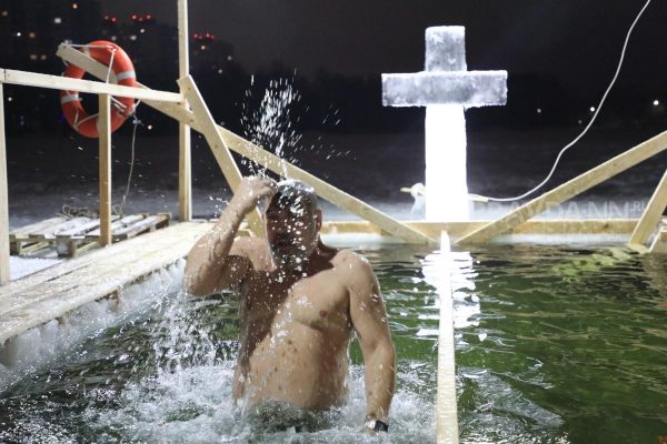 «Погружение в прорубь один раз в год – сильный стресс для организма»: как подготовиться к крещенским купаниям