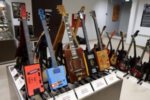 Выставка гитар ко дню рождения Высоцкого в музее «Назад в СССР»