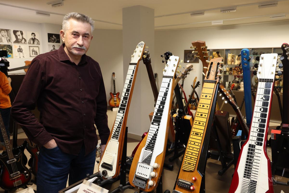 Выставка гитар ко дню рождения Высоцкого в музее «Назад в СССР»