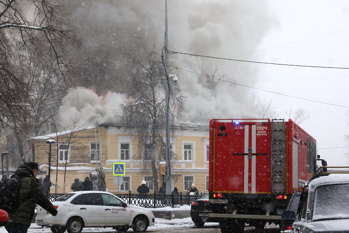 Исторический дом загорелся на перекрестке улиц Звездинка и Алексеевская