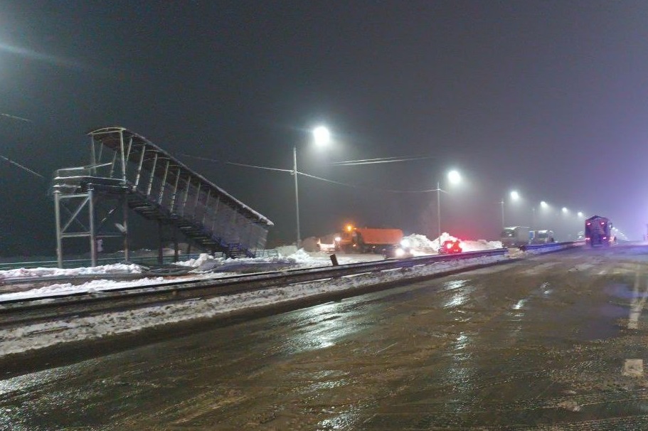 Фура снесла пешеходный мост в Дальнеконстантиновском районе