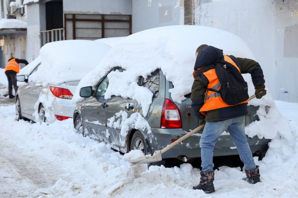 16 мешающих уборке снега машин зафиксировали на улице Совнаркомовской