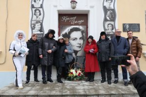 Гости «Черноречья Фест» возложили цветы к Вечному огню и «Крыльцу Изольды»