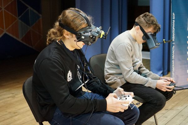 Школьники из пяти регионов страны приняли участие в соревнованиях по пилотированию БПЛА «Аэрогонки» в городе Бор