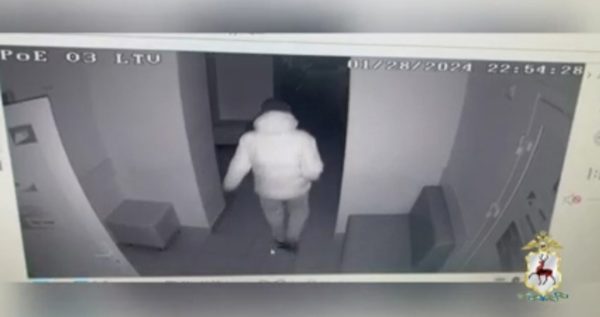Кража компьютера из поликлиники в Нижнем Новгороде попала на камеру