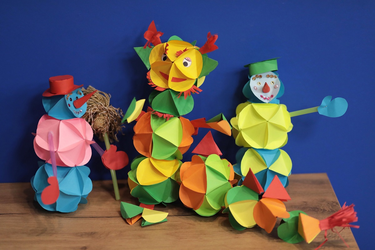 Разноцветных снеговиков и доброго дракона прислали на конкурс Станислав Гриценко и Виктория Артюхина из Нижнего Новгорода