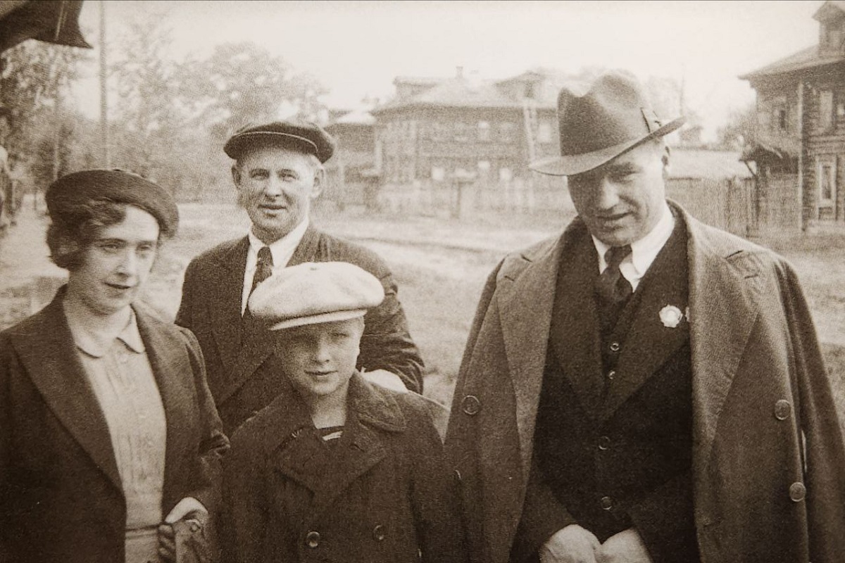 Валерий Чкалов с семьёй на родине