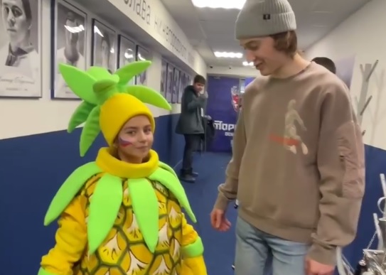 Юная болельщица сделала костюм в поддержку хоккеиста «Торпедо»