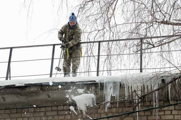 В Нижнем Новгороде усилили расчистку крыш от сосулек