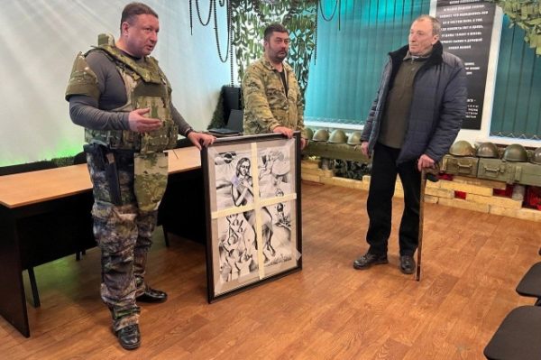 Олег Лавричев передал картину нижегородского художника музею Донецка