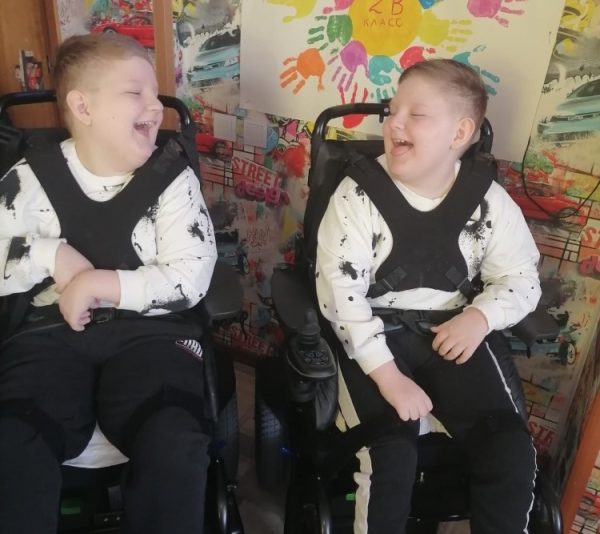 Фонд «ОМК-Участие» помог купить кресла-коляски для братьев в Выксе