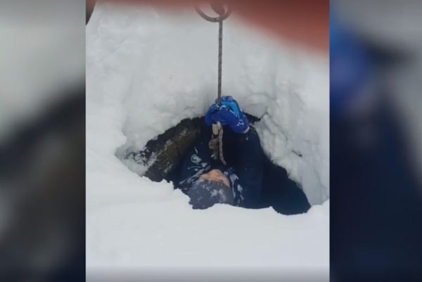 Мальчик провалился в канализационный люк возле школы в Калужской области