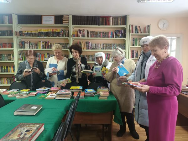 Социальные участковые помогают нижегородцам передавать книги в дар библиотекам