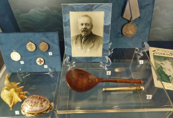 На память о крейсере Андрей Жорин сохранил не только знаменитый черен и награды, но и ракушки, привезённые им с южных берегов