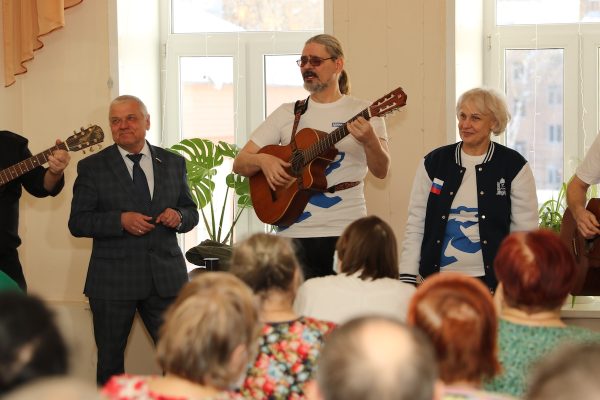 Для пациентов госпиталя ветеранов войн организовали праздничный концерт