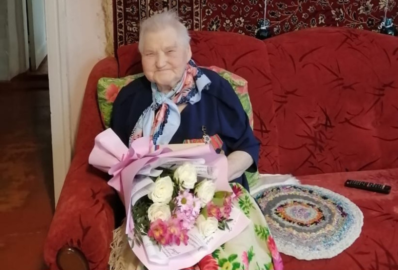 Елена Аржанова поздравила с 99-летием Почетную жительницу округа №26