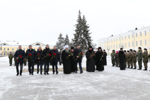 Олег Лавричев возложил цветы к памятнику князю Юрию и епископу Симону