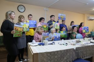 «Эти картины достойны Арт Мира»: как незрячих и слепоглухих учат живописи