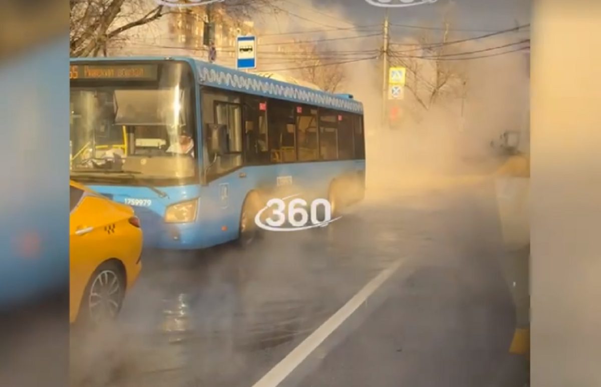 Прорыв горячего водоснабжения на востоке Москвы сняли на видео