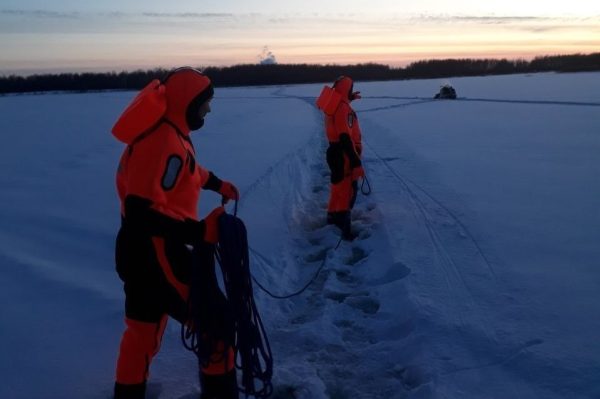 Два нижегородца едва не погибли во время поездки на снегоходе по льду