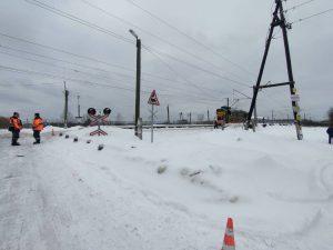 Тепловоз смял легковушку на железнодорожном переезде в Балахне